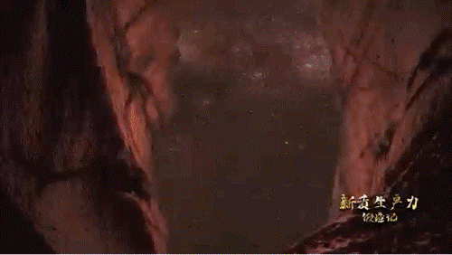 要甄別并發(fā)現(xiàn)暗物質(zhì)粒子，如同在一場人聲鼎沸的足球比賽現(xiàn)場聽見一根鋼針跌落的聲音。