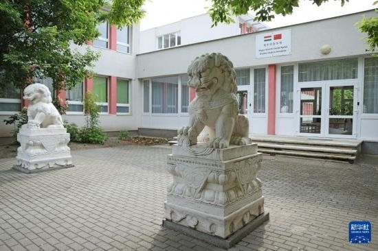 這是5月3日在匈牙利布達(dá)佩斯拍攝的匈中雙語學(xué)校校門。新華社記者 趙丁喆 攝