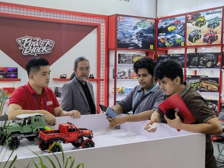 在第135屆廣交會(huì)第三期現(xiàn)場(chǎng)，采購商在廣東信宇科技股份有限公司展位選購、體驗(yàn)積木遙控車產(chǎn)品（5月2日攝）。新華社記者 洪澤華 攝