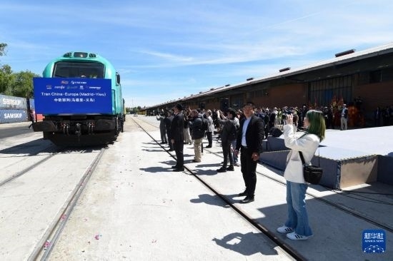 5月8日，在西班牙馬德里，嘉賓們參加中歐班列（義烏—馬德里）開(kāi)行十周年紀(jì)念號(hào)班列發(fā)車(chē)儀式。新華社發(fā)（古斯塔沃·巴連特?cái)z）