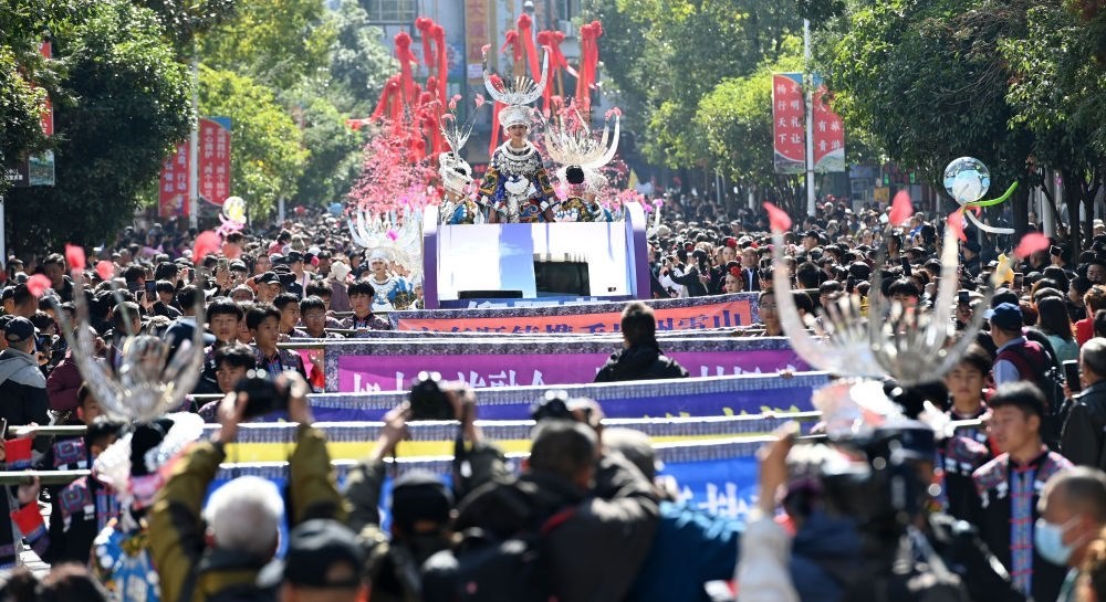 在貴州雷山縣縣城，苗族群眾身著盛裝，載歌載舞參加苗年和鼓藏節(jié)的巡游活動（2023年11月16日攝）。新華社記者 楊楹 攝