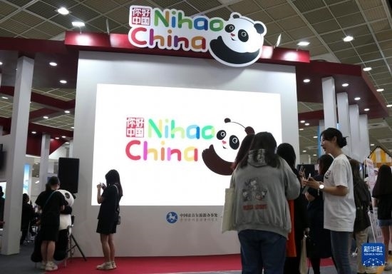 5月9日，在韓國首爾舉行的首爾國際旅游展上，參觀者在中國展區(qū)參加體驗項目。新華社記者 姚琪琳 攝