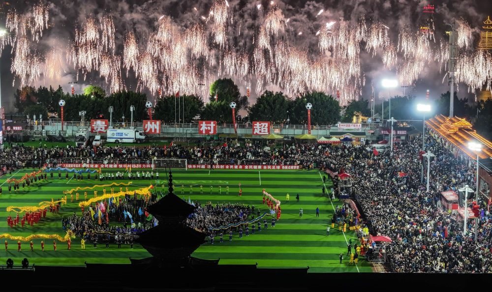 在貴州省榕江縣舉行的2024全國“村晚”示范展示活動暨貴州“村超村晚”活動中，音樂煙花秀精彩上演（2024年2月3日攝，無人機照片）。新華社記者 劉續(xù) 攝