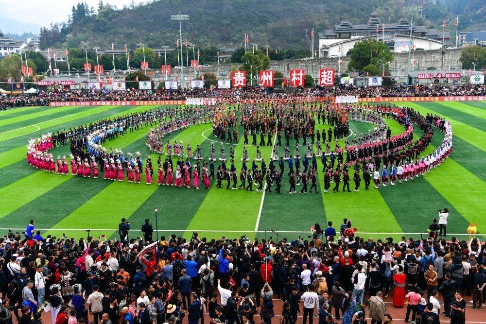 演員在貴州省榕江縣舉辦的2024年第二屆貴州“村超”總決賽開幕式上表演節(jié)目（2024年3月16日攝）。新華社記者 楊文斌 攝