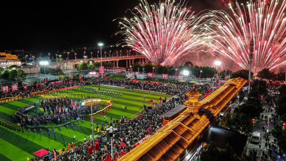 在貴州省榕江縣舉行的2024全國“村晚”示范展示活動暨貴州“村超村晚”活動中，音樂煙花秀精彩上演（2024年2月3日攝，無人機照片）。新華社記者 劉續(xù) 攝