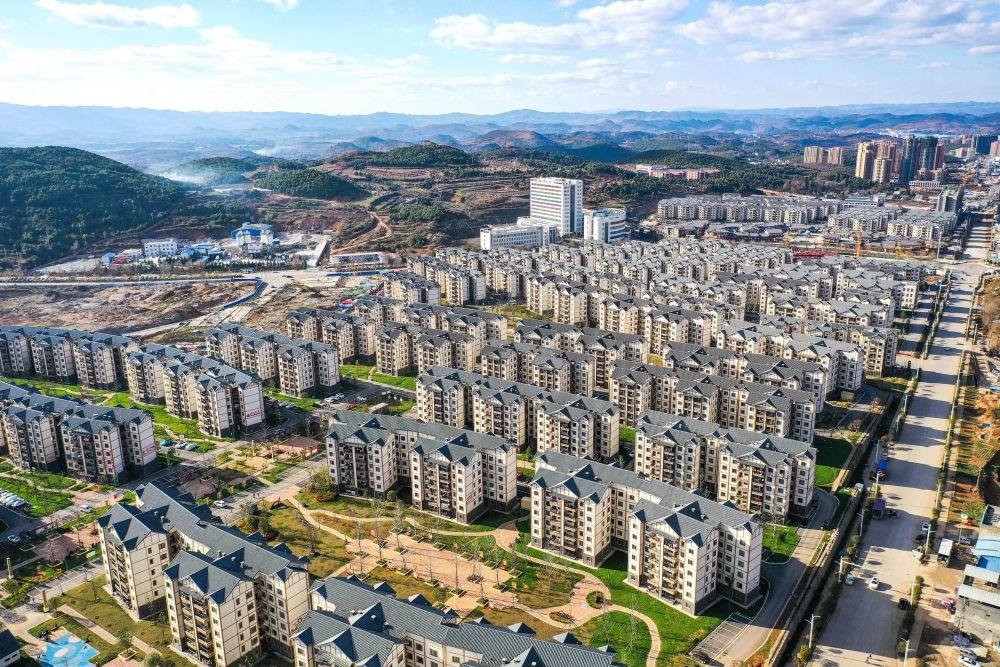 貴州省威寧縣五里崗街道朝陽新城易地扶貧搬遷安置小區(qū)（2021年11月28日攝，無人機照片）。新華社記者 楊文斌 攝