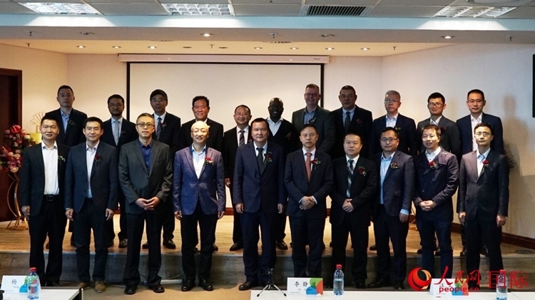 與會(huì)嘉賓合影。人民網(wǎng) 劉暢攝