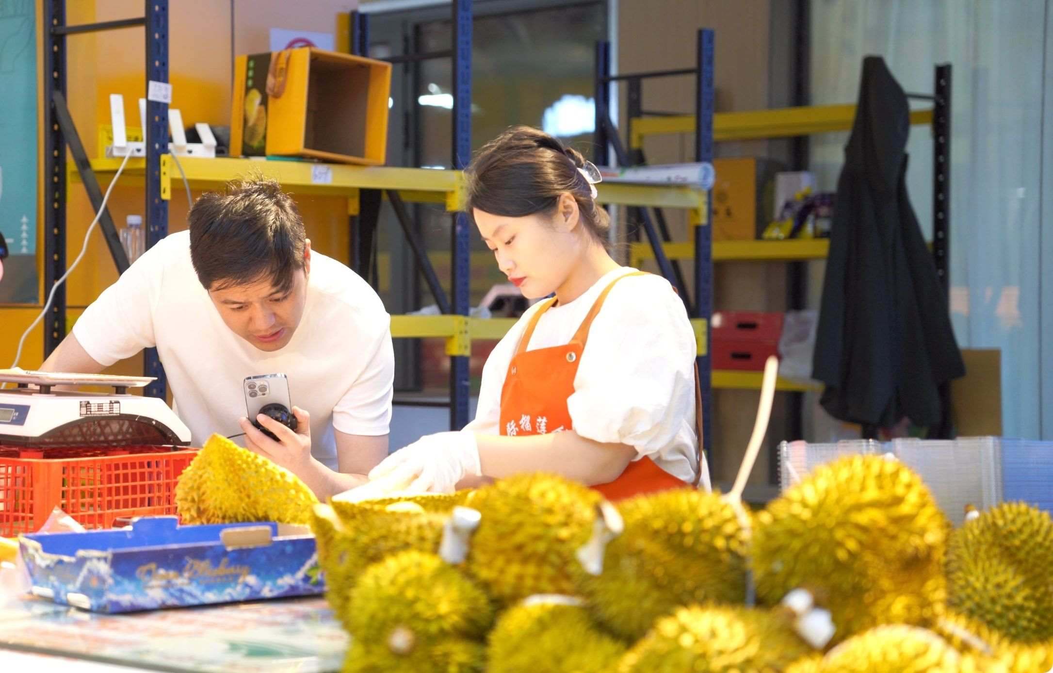 榴蓮商家正在通過手機直播銷售榴蓮。人民網(wǎng)記者申佳平 攝