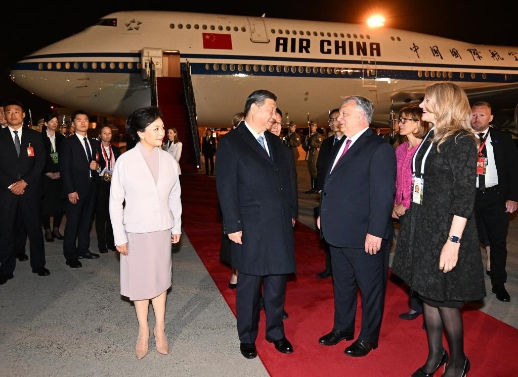 當(dāng)?shù)貢r間5月8日晚，國家主席習(xí)近平乘專機(jī)抵達(dá)布達(dá)佩斯。匈牙利總理歐爾班夫婦、外長西雅爾多等政府高級官員在機(jī)場熱情迎接習(xí)近平和夫人彭麗媛。