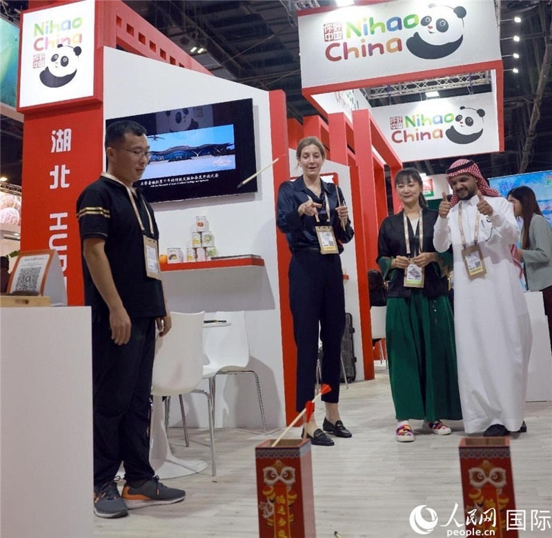 觀眾在參與投壺游戲。人民網(wǎng)記者管克江攝