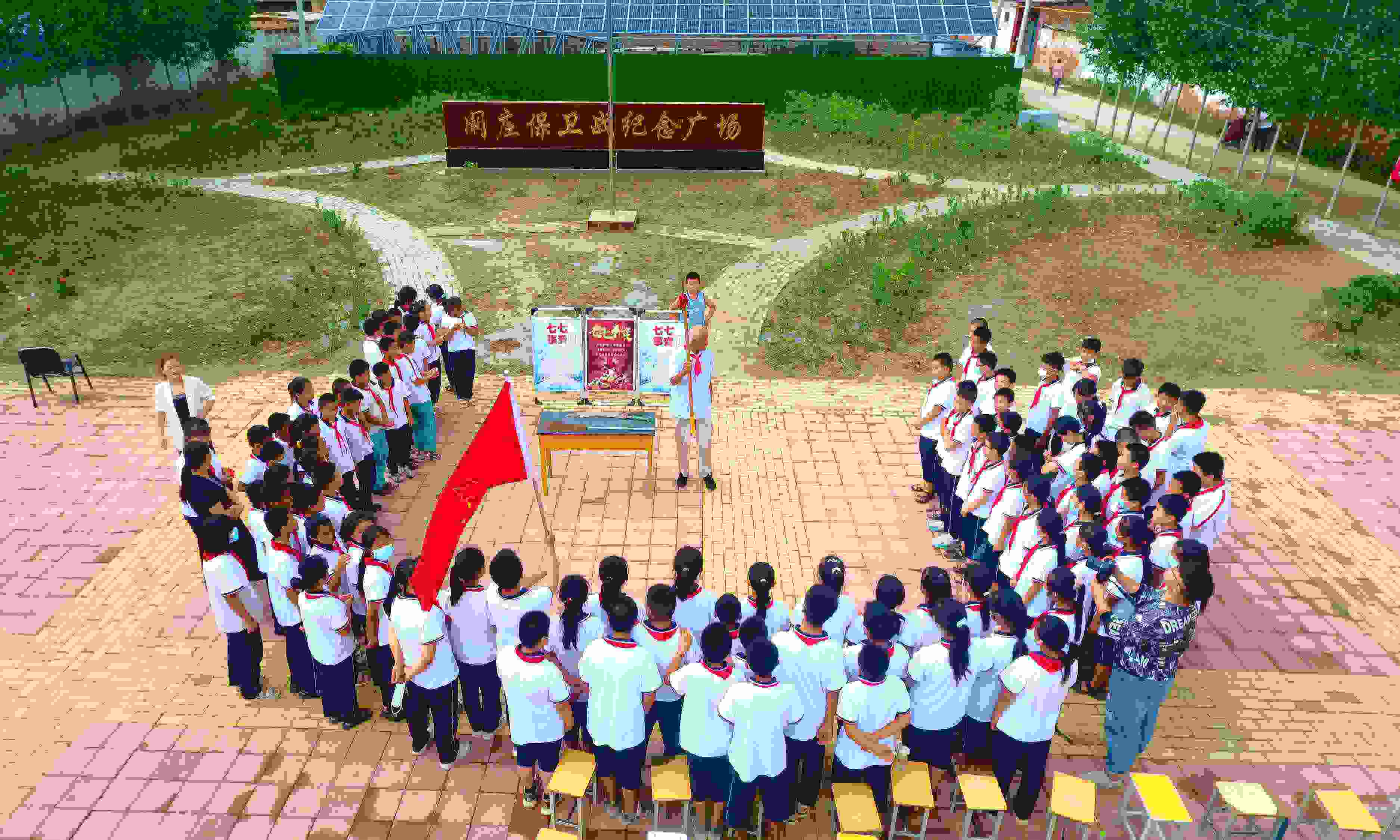 2022年7月6日，山東省聊城市，在茌平區(qū)菜屯鎮(zhèn)闞莊村的闞莊保衛(wèi)戰(zhàn)紀(jì)念廣場，闞莊保衛(wèi)戰(zhàn)親歷者王光木老人為小學(xué)生們講述抗戰(zhàn)故事，展示大刀、長矛。