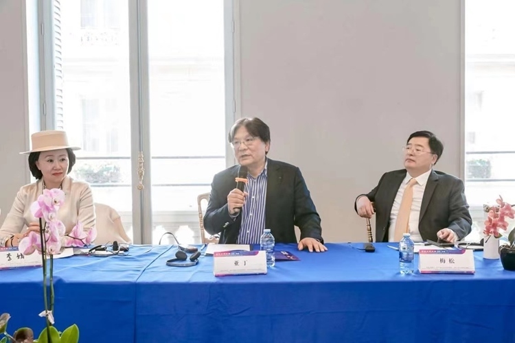 法中交流促進會會長、作家、翻譯家、法國最高榮譽騎士勛章獲得者亞丁發(fā)言（圖片：中國傳媒大學