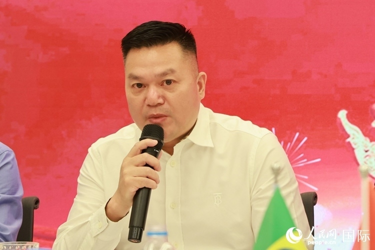 巴西和統(tǒng)會會長張小春在座談會上致辭。人民網記者 陳海琪攝