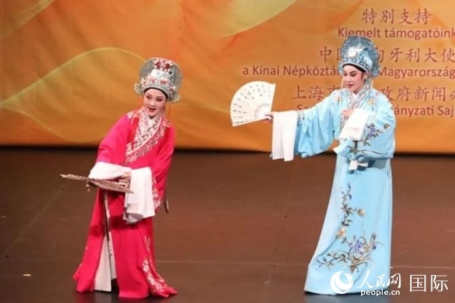 “玉蘭花開(kāi)·魅力上?！弊哌M(jìn)布達(dá)佩斯。葉辰亮攝