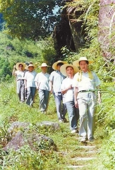 1989年7月，習(xí)近平在壽寧縣山村。