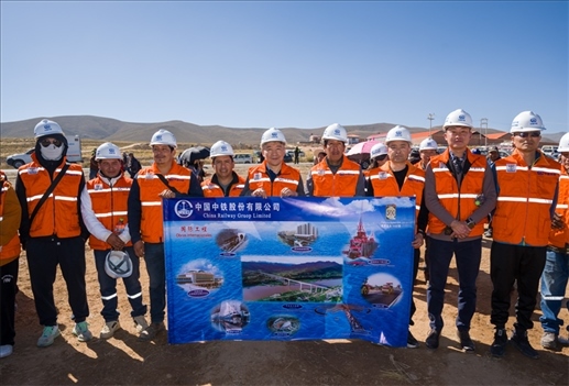 奧魯羅公路項目開工儀式現(xiàn)場，中國中鐵員工代表合影。中國中鐵供圖