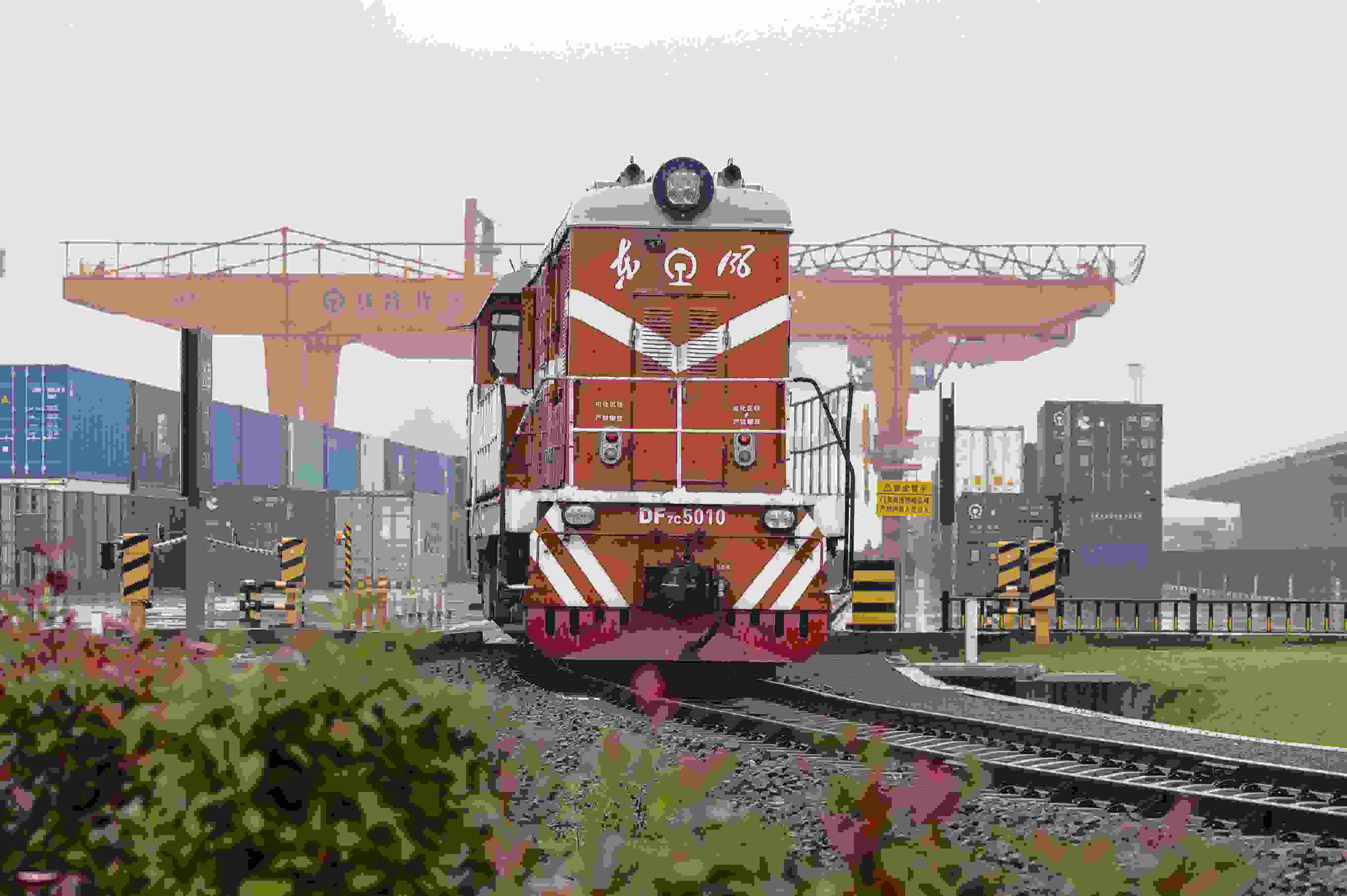 2024年5月5日，“五一”假期最后一天。在浙江省金華市金東區(qū)鐵路金華南站，一列滿載110標箱的中歐班列緩緩啟程駛往匈牙利。