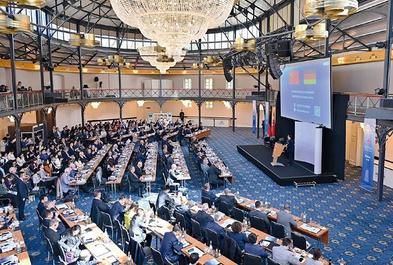 2024“投資中國(guó)”系列活動(dòng)德國(guó)專(zhuān)場(chǎng)4月5日在巴登—符滕堡州首府斯圖加特市舉行，活動(dòng)吸引德國(guó)工商界代表超300人參加。圖為當(dāng)日拍攝的活動(dòng)現(xiàn)場(chǎng)。 新華社記者 任鵬飛/攝