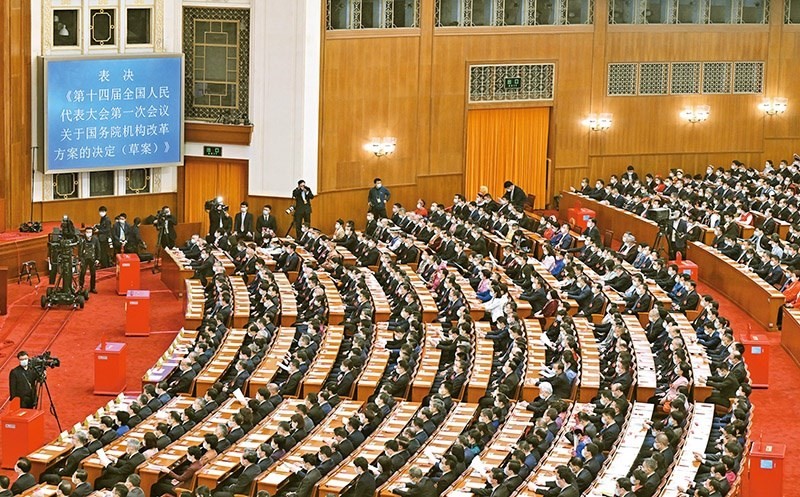 2023年3月10日，十四屆全國(guó)人大一次會(huì)議在北京人民大會(huì)堂舉行第三次全體會(huì)議，表決通過(guò)了關(guān)于國(guó)務(wù)院機(jī)構(gòu)改革方案的決定。圖為會(huì)議現(xiàn)場(chǎng)。 新華社記者 岳月偉/攝