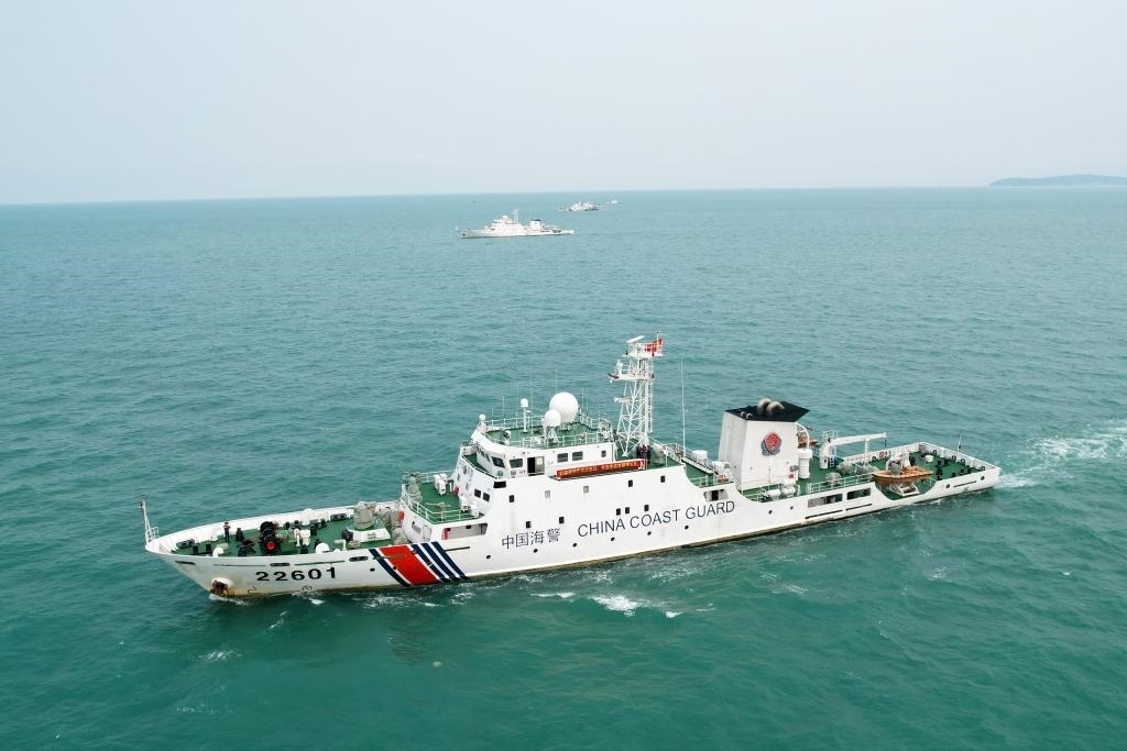 圖為5月14日海警艦艇編隊(duì)在巡航管控。（中國(guó)海警局南海分局供圖）