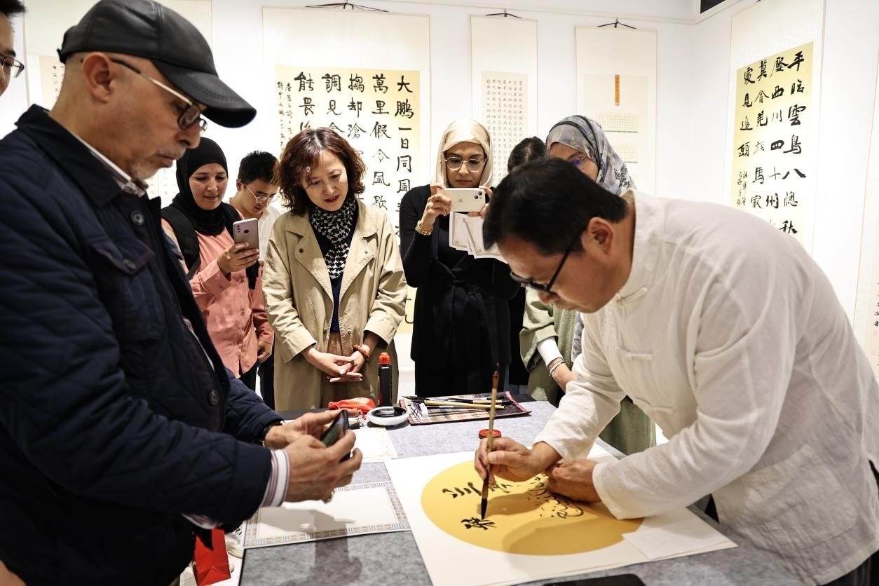 中摩書法老師在共同創(chuàng)作。拉巴特中國文化中心供圖