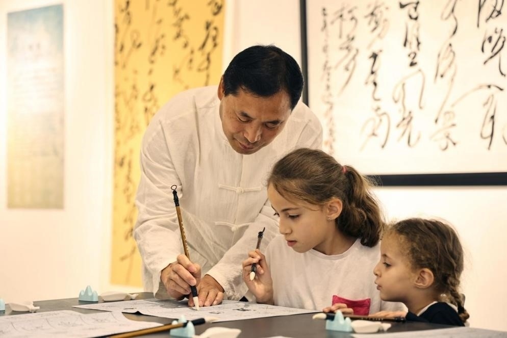 中國書法老師帶領(lǐng)現(xiàn)場(chǎng)觀眾體驗(yàn)書法。拉巴特中國文化中心供圖