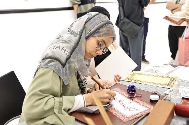 摩洛哥書法老師正在創(chuàng)作。拉巴特中國文化中心供圖