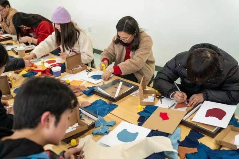 2024年2月，群眾在貴州省民族博物館老師帶領(lǐng)下開展拼布、拓印等非遺手工體驗活動。受訪者供圖
