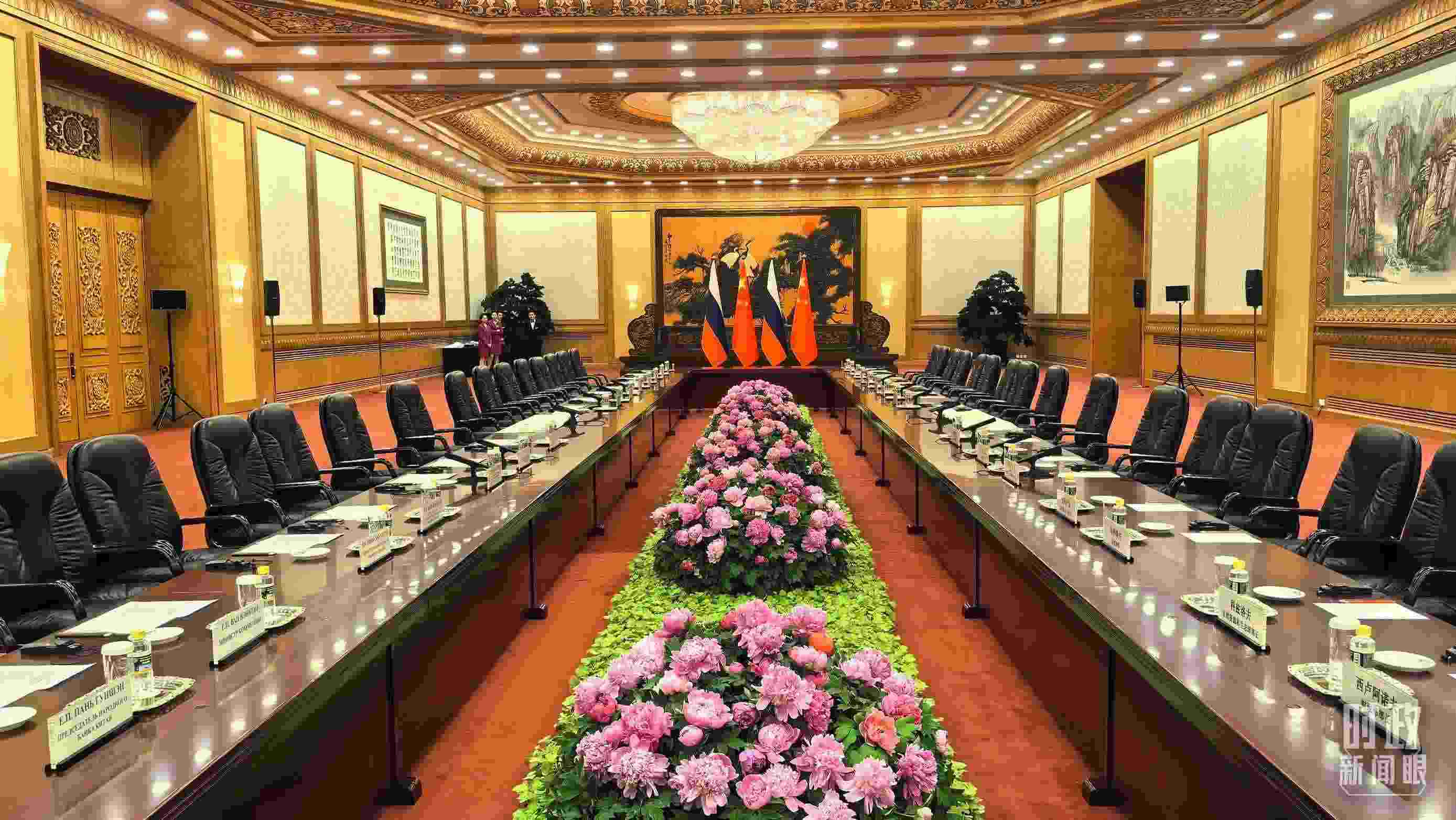 △中俄兩國元首隨后主持大范圍會談，這是會談開始前的現(xiàn)場。（總臺央視記者鄂介甫拍攝）