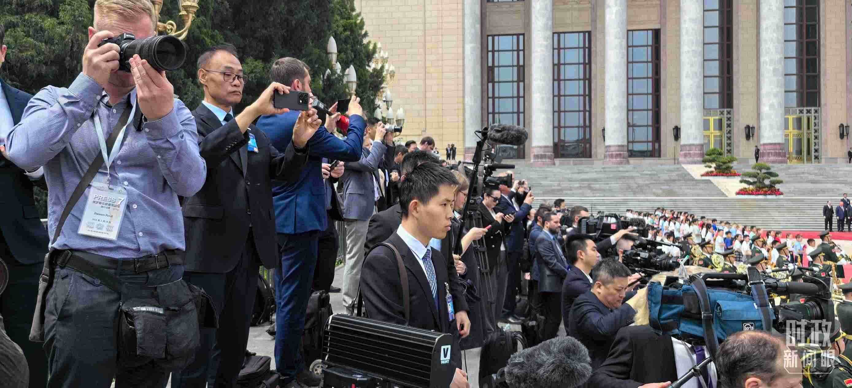 △當(dāng)天參與現(xiàn)場報道的中外記者。（總臺央視記者楊波、王子杭拍攝）