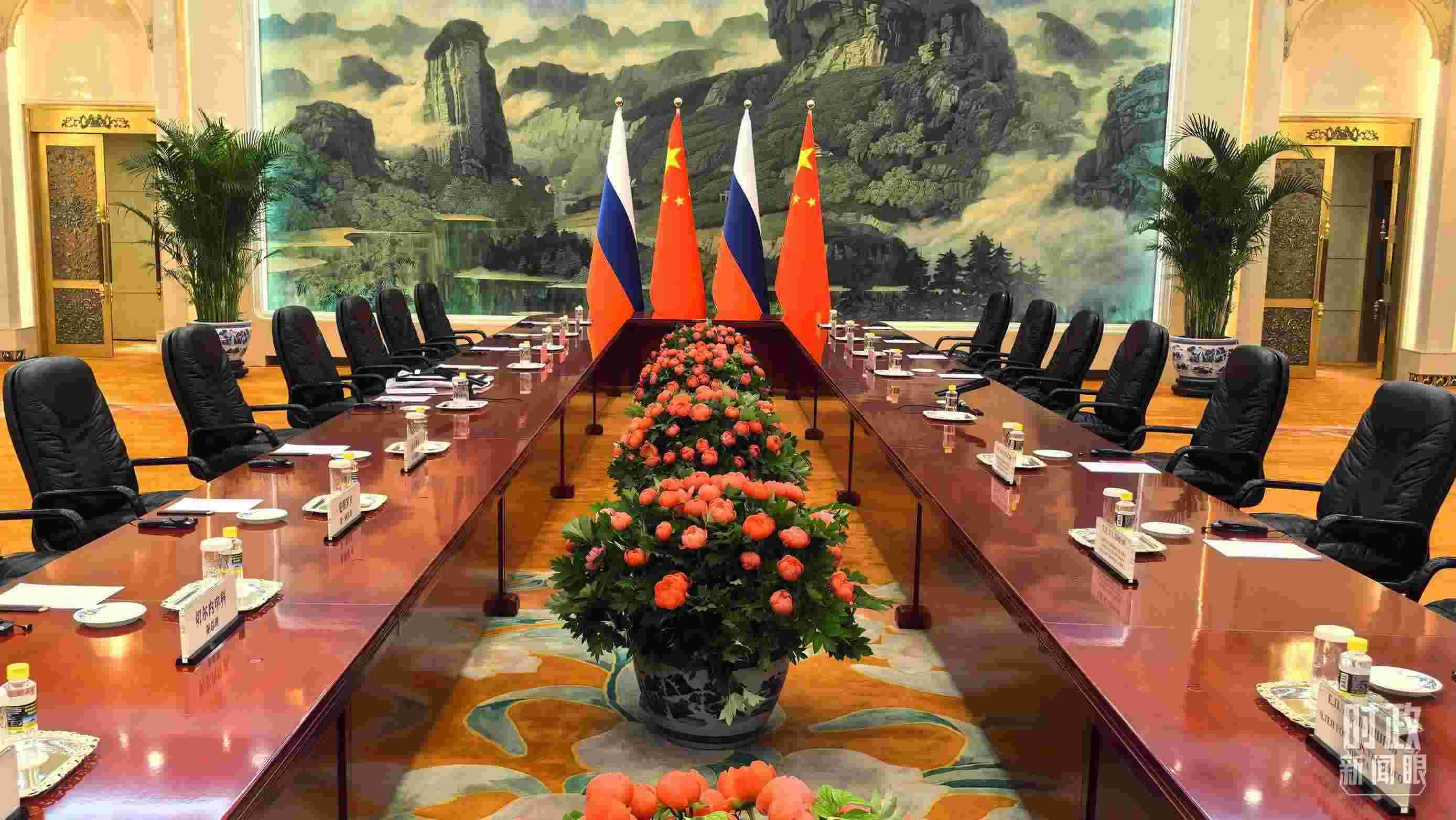 △中俄兩國元首首先舉行小范圍會談，這是會談開始前的現(xiàn)場。（總臺央視記者鄂介甫拍攝）