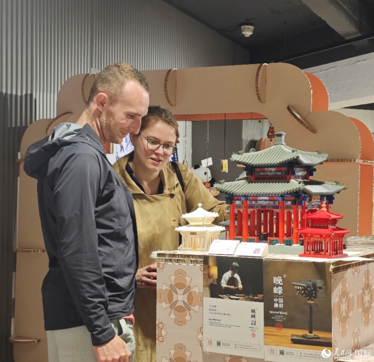 英國觀眾在欣賞中國傳統(tǒng)榫卯結(jié)構建筑模型。邢雪攝
