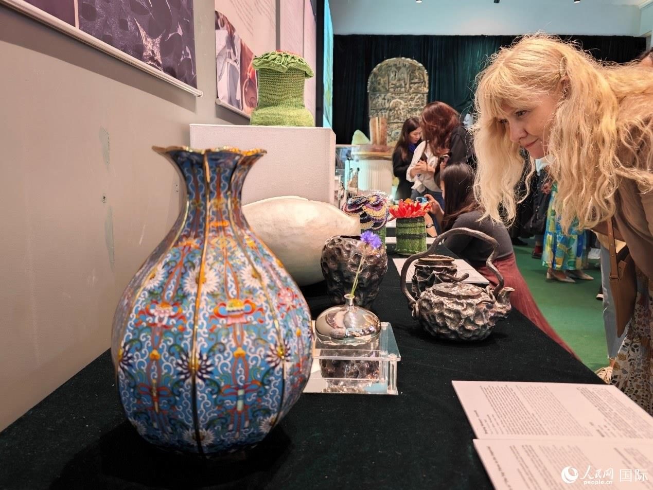 英國觀眾被中國手工藝制品所吸引。邢雪攝