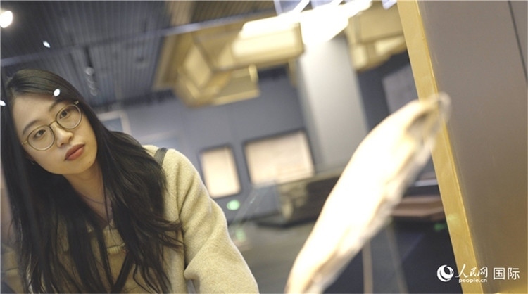 尹怡然在殷墟博物館新館參觀。人民網(wǎng)記者 劉寧攝