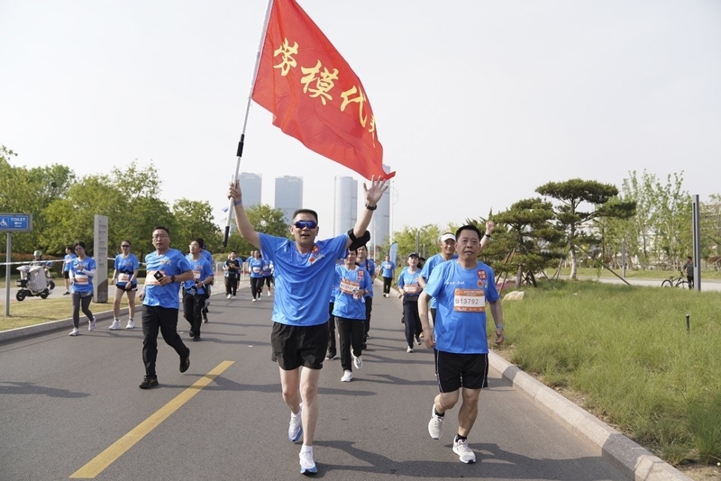 勞模工匠、產(chǎn)業(yè)工人、新就業(yè)形態(tài)勞動者等群體引領(lǐng)特色方陣領(lǐng)先跑
