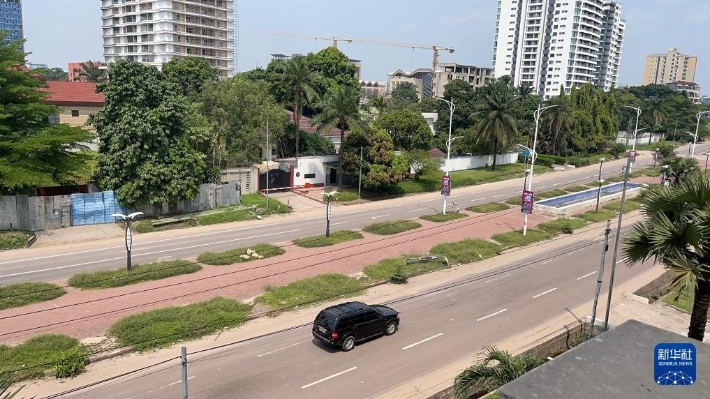 這是5月19日在剛果（金）首都金沙薩拍攝的街景（手機照片）。新華社發(fā)