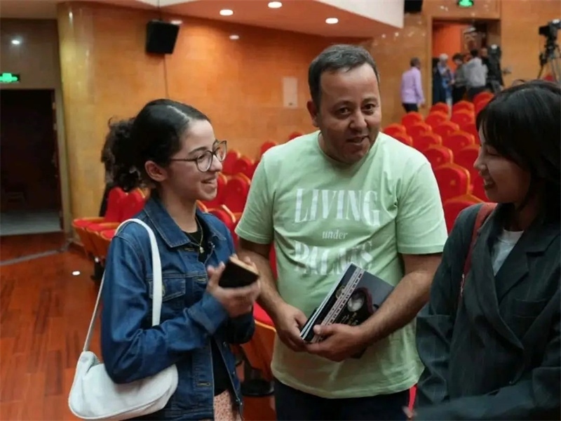 阿爾及利亞市民拉納·艾薩尼和她父親現(xiàn)場聆聽中阿交響樂演出 。蘇州交響樂團(tuán)供圖