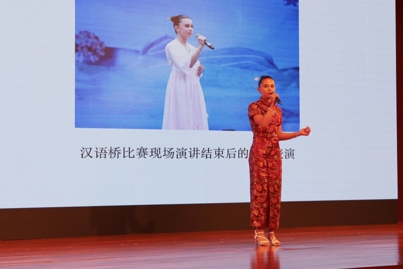4、美國的中文愛好者譚木蘭在現(xiàn)場演唱歌曲《揮著翅膀的女孩》。 伊莎貝爾·羅德里格斯攝