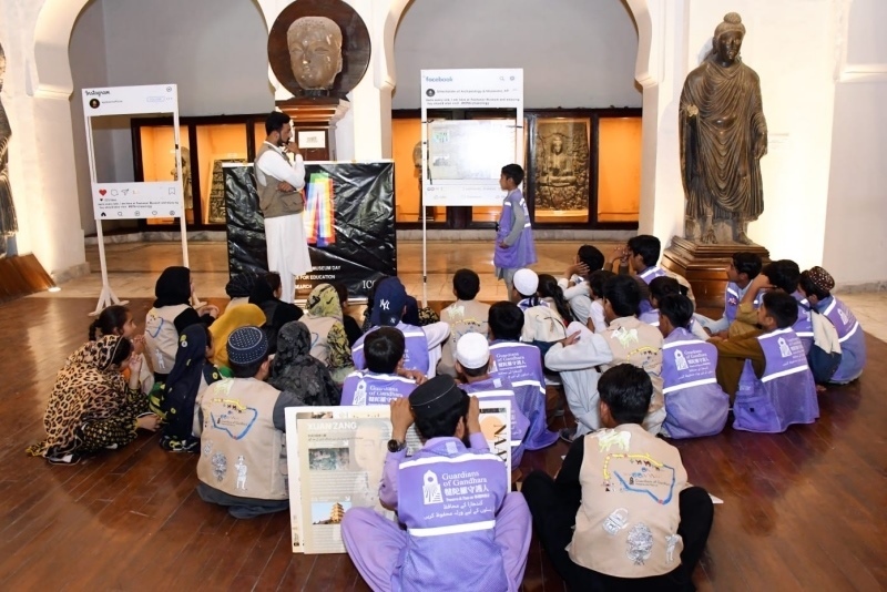 志愿者在博物館給孩子們開展互動講解?！瓣恿_守護人”供圖