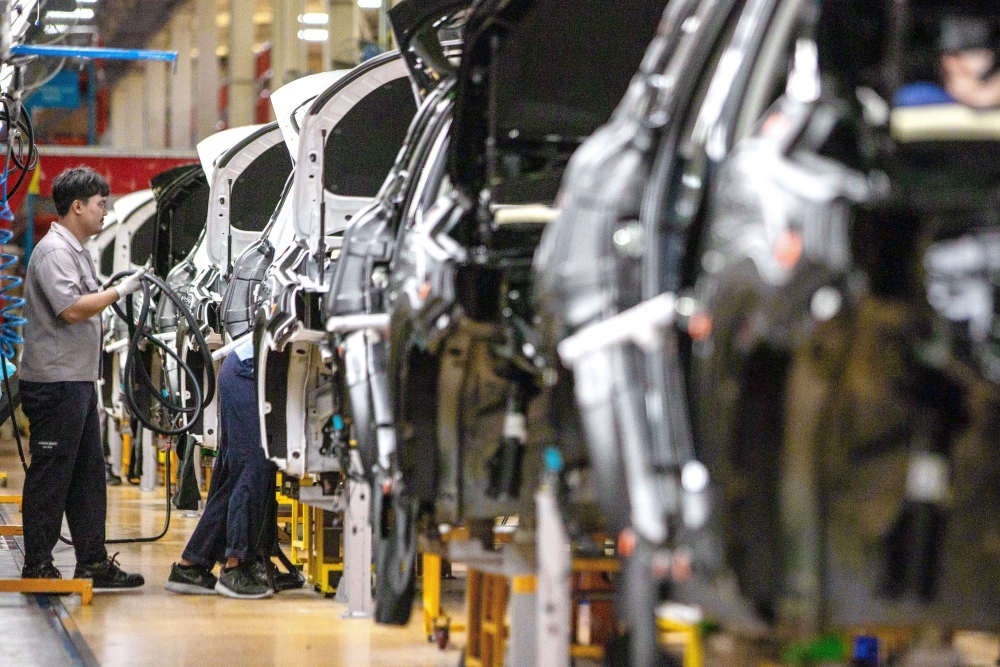 2023年9月7日，在位于泰國春武里府的上汽正大公司汽車工廠，工人在生產(chǎn)車間內(nèi)工作。新華社記者 王騰 攝