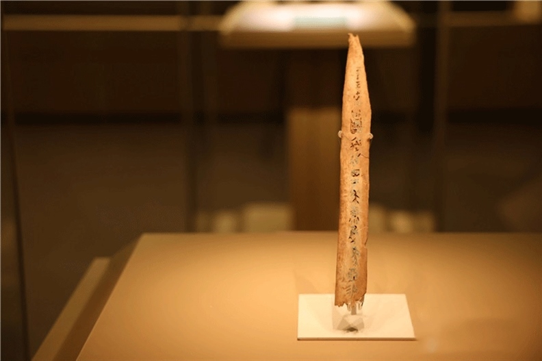 △殷墟博物館新館中展有我國博物館現(xiàn)存唯一一件文字鑲嵌綠松石甲骨。