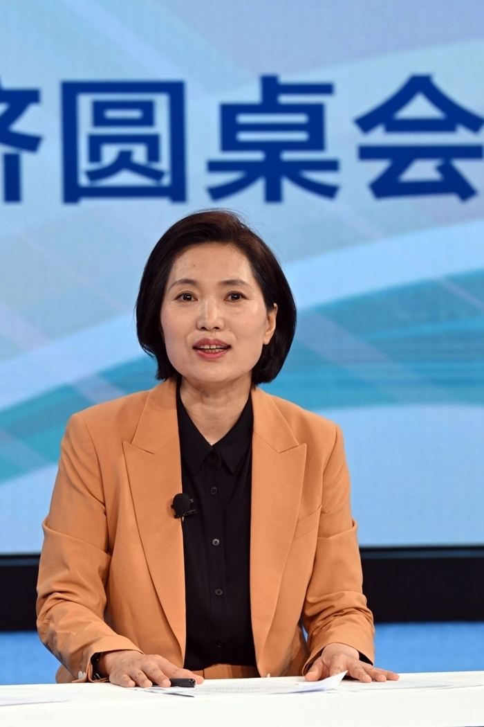 中國宏觀經(jīng)濟研究院對外經(jīng)濟研究所研究員曲鳳杰在“中國經(jīng)濟圓桌會”錄制現(xiàn)場交流發(fā)言。新華社記者 金良快 攝