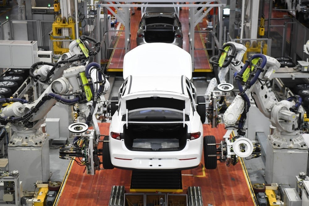 這是2024年4月24日拍攝的廣州廣汽埃安新能源汽車的全自動化輪胎安裝工作站。新華社記者 鄧華 攝