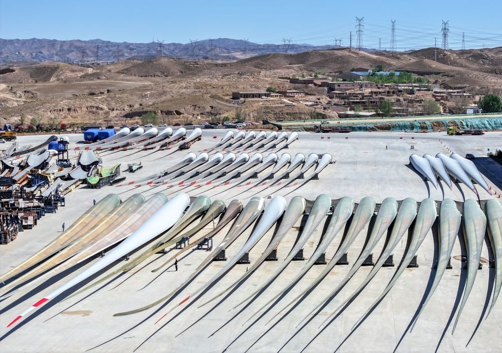 2024年5月11日拍攝的碼放在內(nèi)蒙古包頭市石拐區(qū)一家風電設(shè)備制造企業(yè)廠區(qū)內(nèi)的葉片（無人機照片）。新華社記者 連振 攝