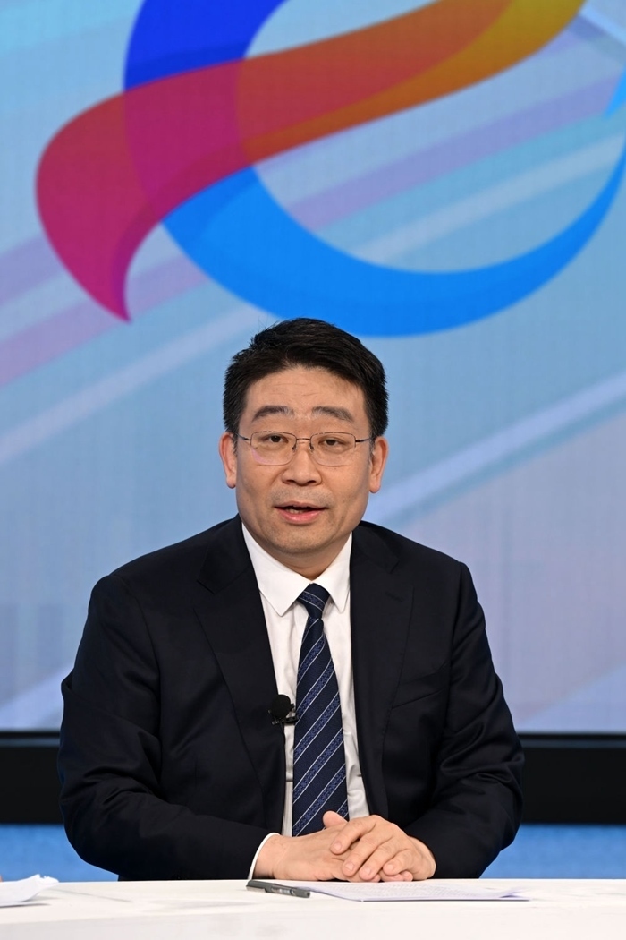 國家發(fā)展改革委產(chǎn)業(yè)司副司長霍福鵬在“中國經(jīng)濟圓桌會”錄制現(xiàn)場交流發(fā)言。新華社記者 金良快 攝