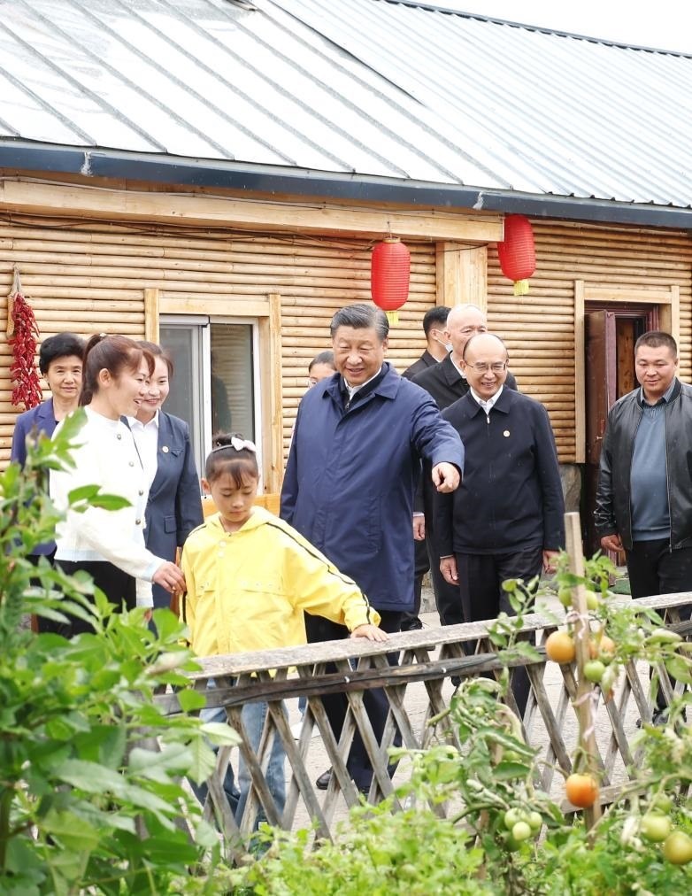 2023年9月6日下午，習近平總書記在黑龍江大興安嶺地區(qū)漠河市北極村村民史瑞娟家的民宿小院考察。新華社記者 鞠鵬 攝