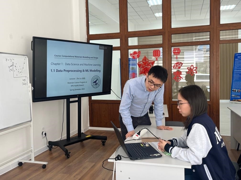 2024年4月，西北工業(yè)大學(xué)材料學(xué)院劉哲教授在西北工業(yè)大學(xué)哈薩克斯坦分校授課。（西北工業(yè)大學(xué)供圖）