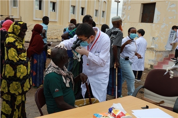 在義診現(xiàn)場，中國醫(yī)生與當?shù)鼐用窈嫌傲裟?，吉布提鹽業(yè)投資公司供圖