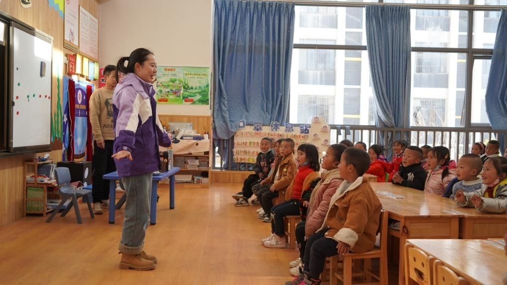  孩子們?cè)谡延X(jué)縣易地扶貧搬遷縣城集中安置點(diǎn)沐恩邸社區(qū)幼兒園上課。新華社記者 尹恒 攝