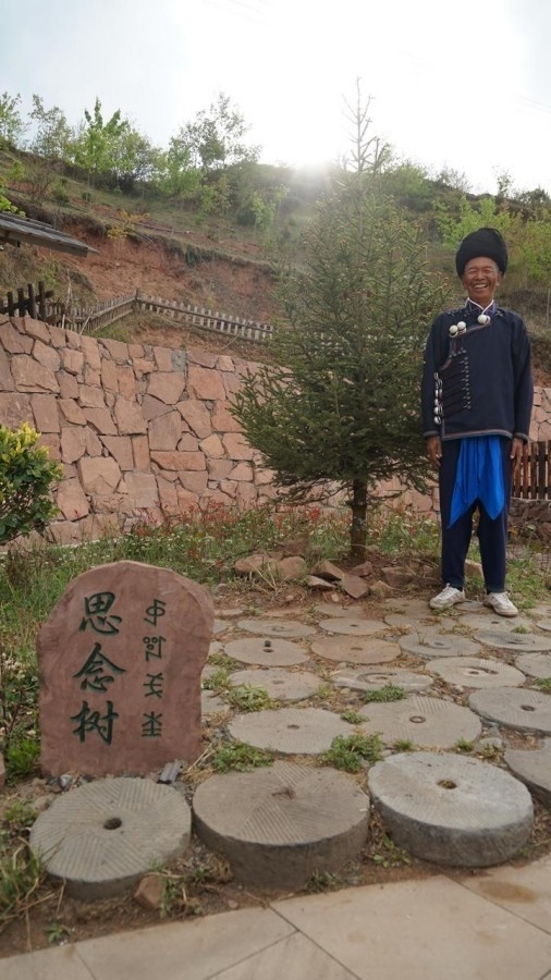 吉地爾子站在“思念樹”前。新華社記者 尹恒 攝